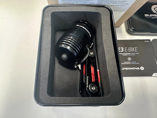 Supernova V1260 Dynamo Light LED-koplamp L-STK-EB1260R-BLK