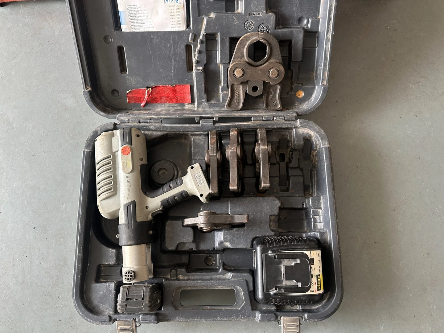 Viega perspistool 5 met 5 Viega persbekken V12 V22 V28 V35 V42