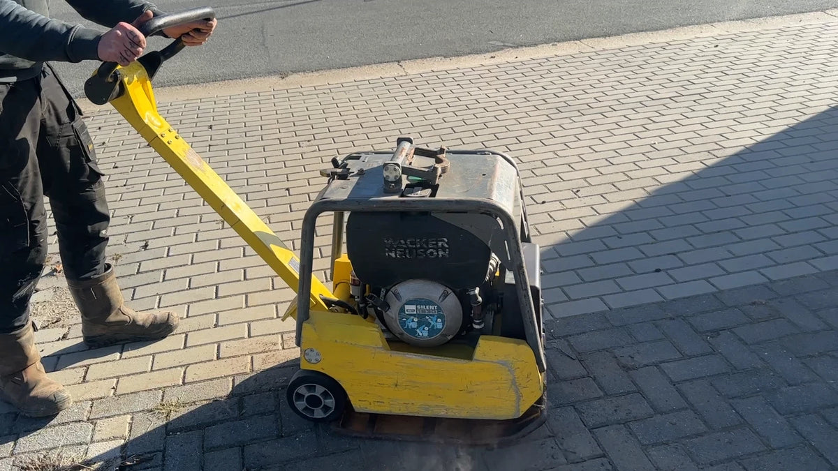 Wacker  DPU 3050 mit E-Start Rüttelplatte