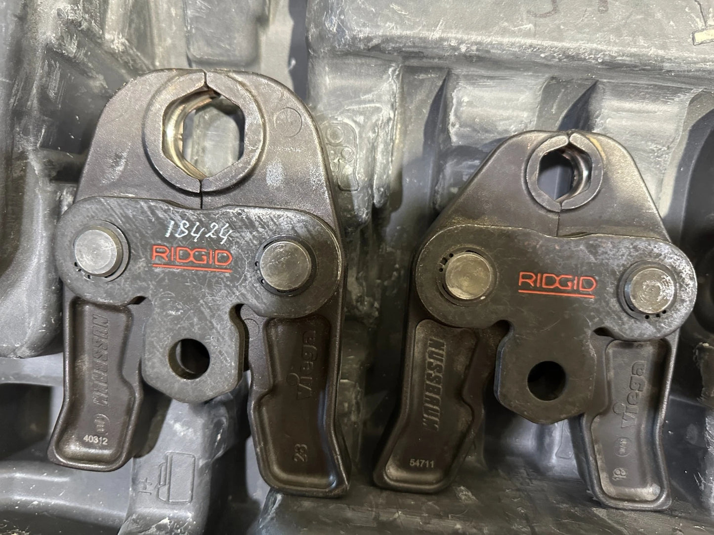 Ridgid Pressmaschine RP 330-C mit Viega Profipress Pressbacken V18 V28