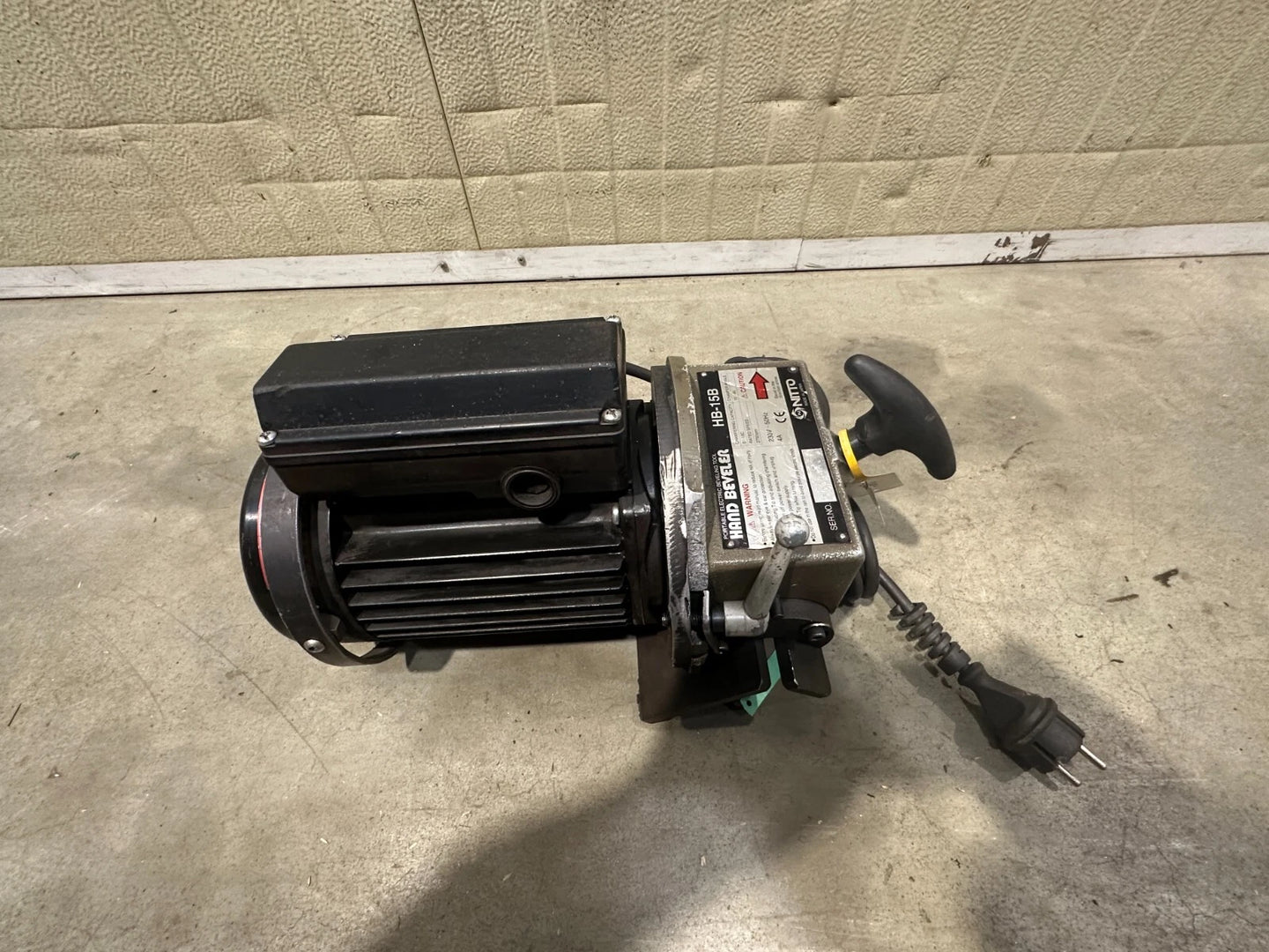 Nitto Kohki pijpafschuiner / handafschuinmachine HB-15B 230V