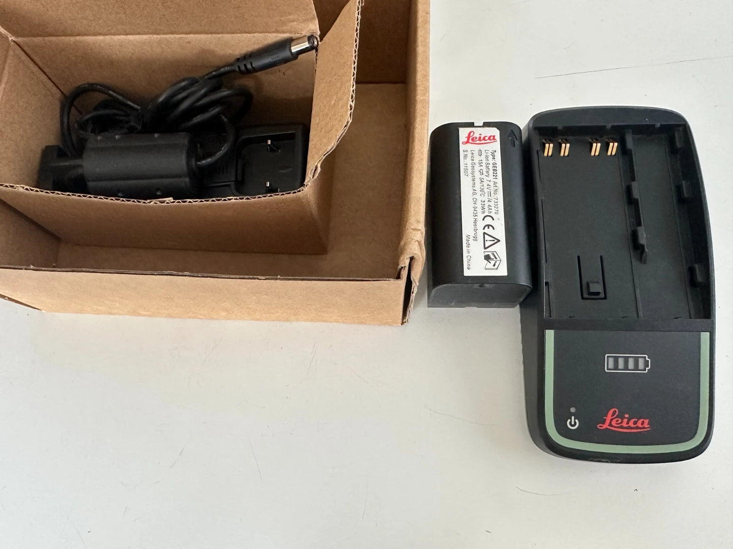 Leica oplader GKL 311 met Leica accu GEB 211