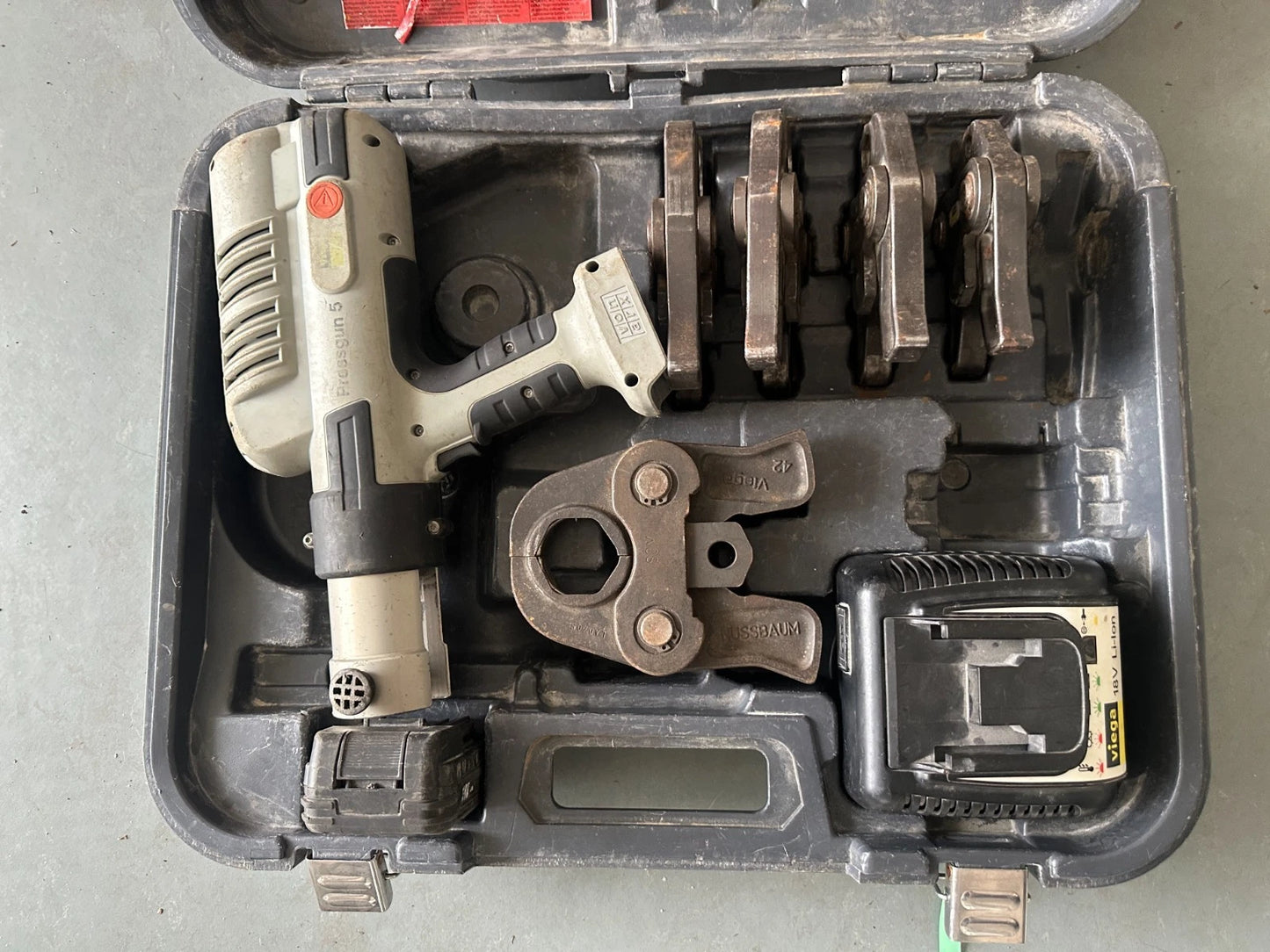 Viega perspistool 5 met 5 Viega persbekken V12 V22 V28 V35 V42