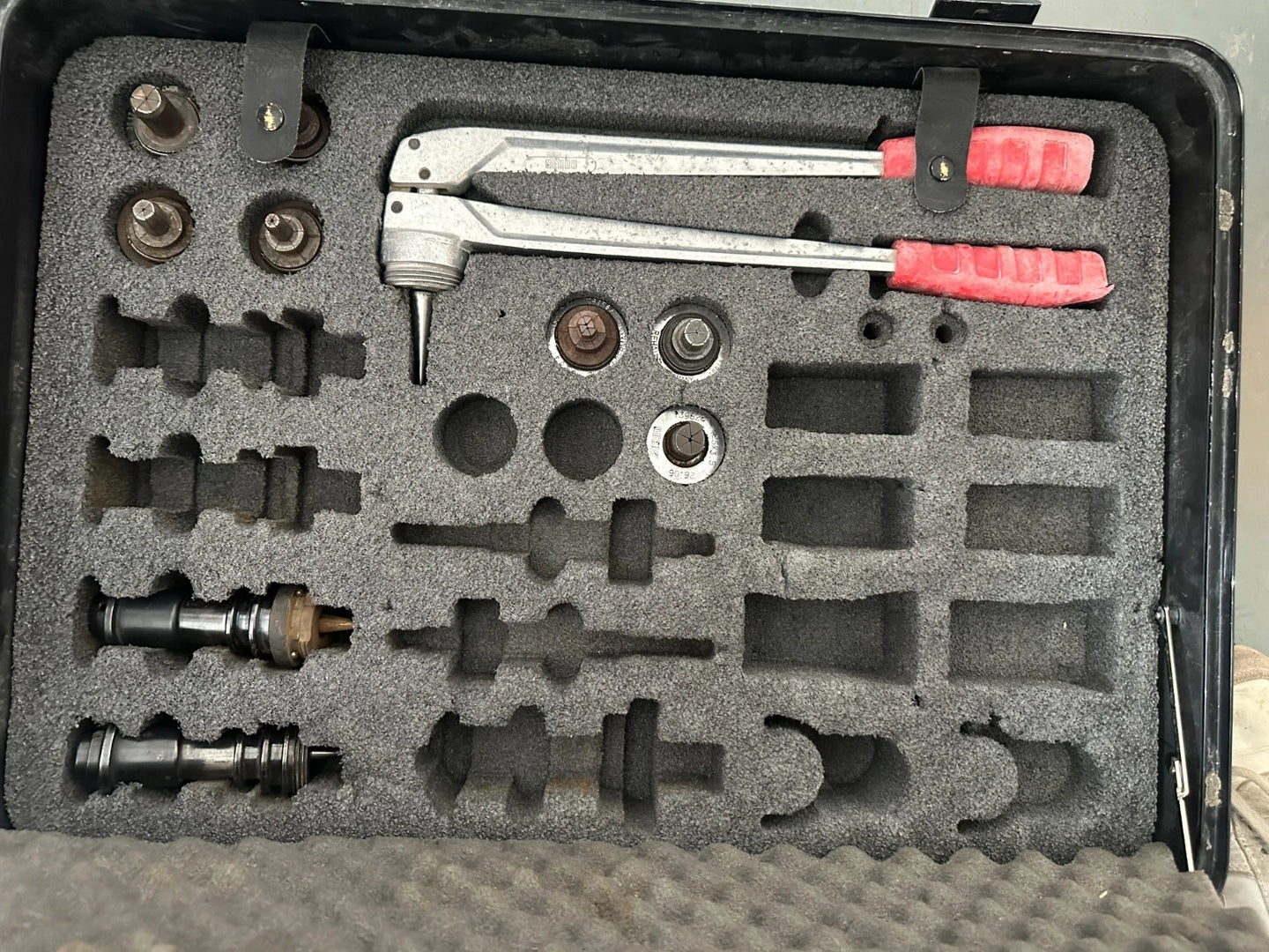 Rehau A2 krimptang, pers, krimpmachine, accuaangedreven schuifhulsgereedschap
