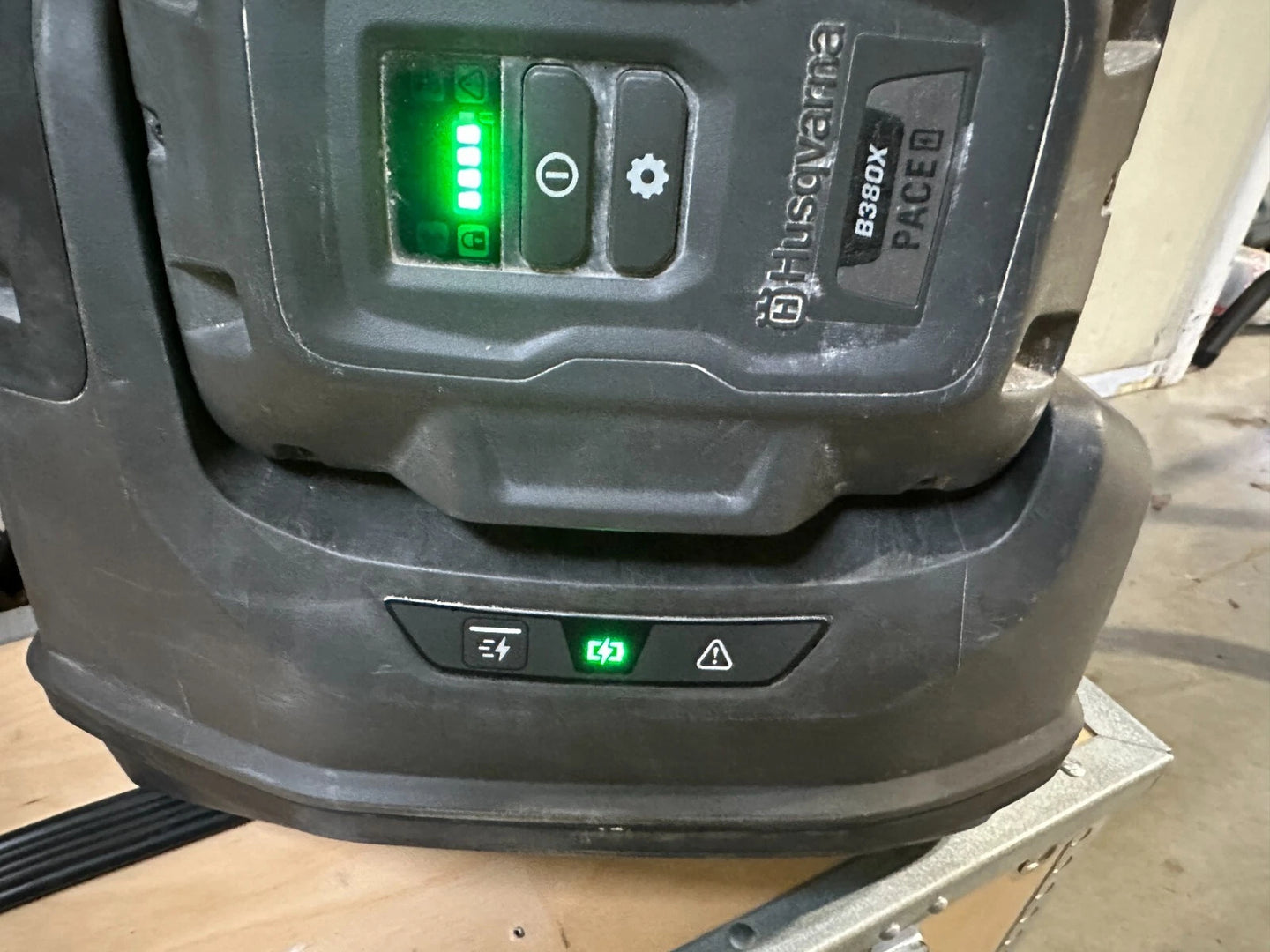 Husqvarna 1x B380X /4.0Ah/374.4Wh 1x oplader Husqvarna C900X/ Husqvarna BOX