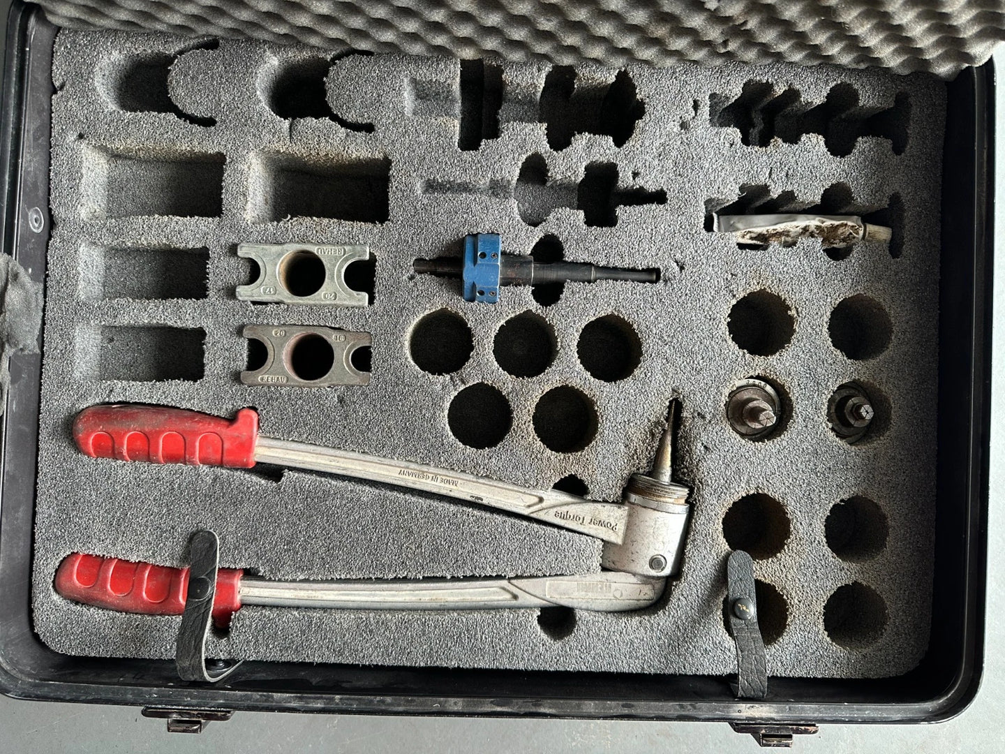 Rehau A2 krimptang, pers, krimpmachine, accuaangedreven schuifhulsgereedschap